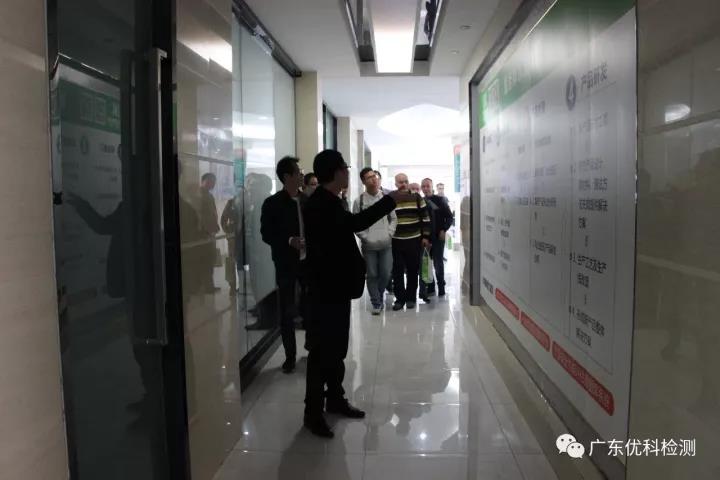 UK工程部经理袁华剖析了优科检测认证服务优势、现场解答客户疑惑、带领大家观摩实验室