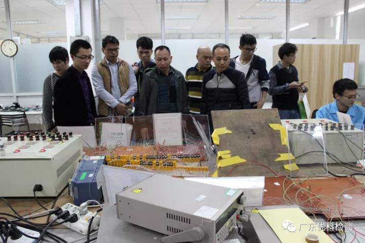UK工程部经理袁华剖析了优科检测认证服务优势、现场解答客户疑惑、带领大家观摩实验室
