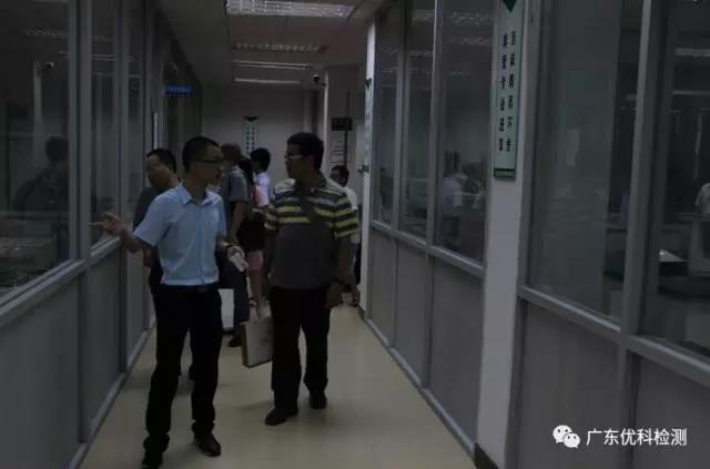UK工程部总监袁华剖析了优科检测认证服务优势、现场解答客户疑惑、带领大家观摩实验室